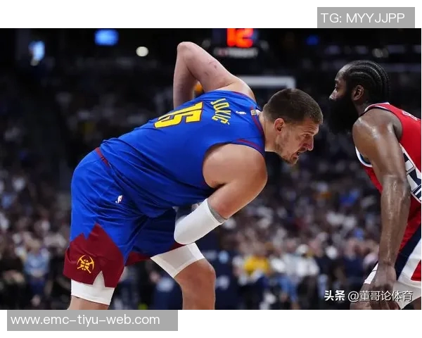 曼奇尼比赛中再施奇招挑衅对手摸臀飞吻引发对方一笑置之