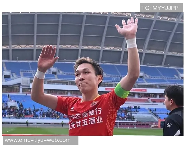 铁人队长邦本宜裕与妻子共庆中甲奖牌荣誉感恩贤内助的支持与陪伴